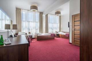 Отель Hotel Stork Бродница Классический трехместный номер-1